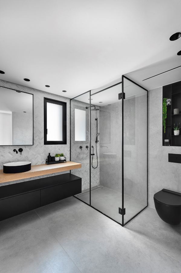 Penthouse - TLV שלל גופי תאורה בתקרת חדרה באמבטיה בתכנון קמחי תאורה